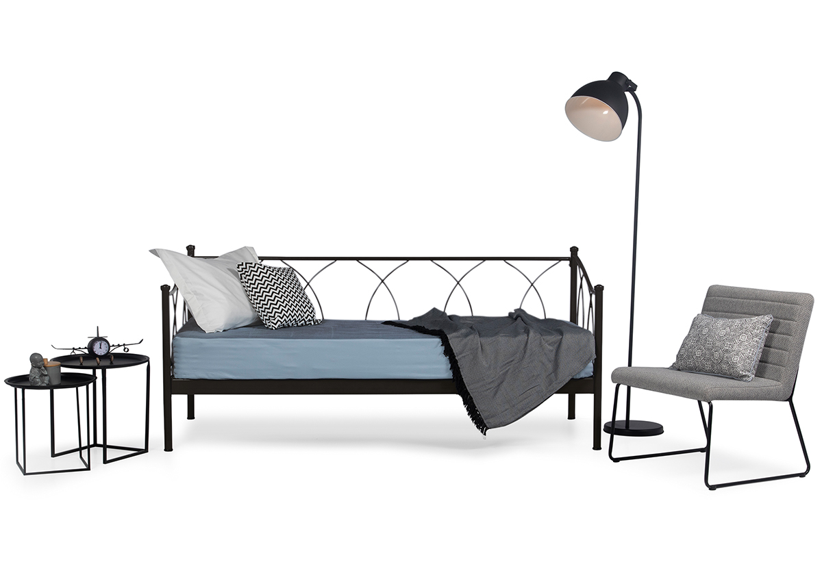 Παρουσιάζεται το κρεβάτι σε ένα υπνοδωμάτιο.